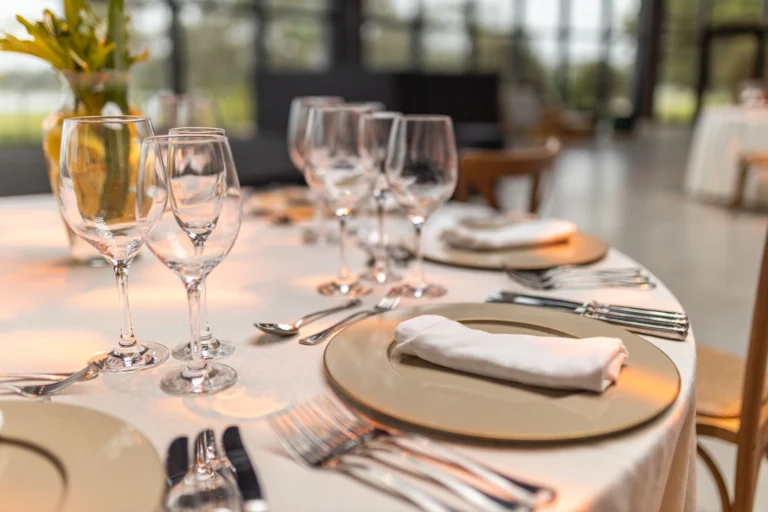 Table de restaurant dressée avec verres et couverts